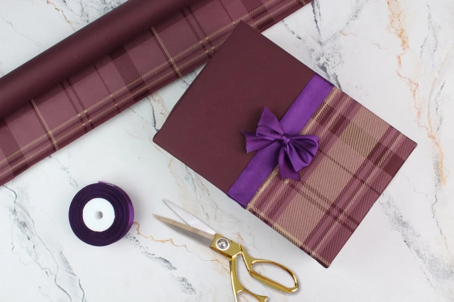 Бумага упаковочная крафт, тон баклажан+клетка, в рулоне (0,7*8 м), 255-4600