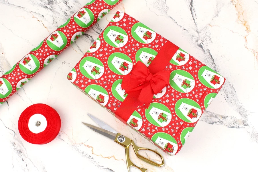 Папір пакувальний "Ведмедики на червоному", новорічний, в рулоні, 0,7*8 м, 255-7168