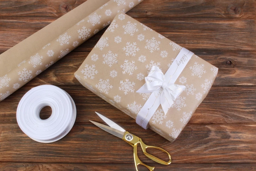 Папір пакувальний "Сніжинка біла", новорічний, крафт, в рулоні, 0,7*8 м, 255-701