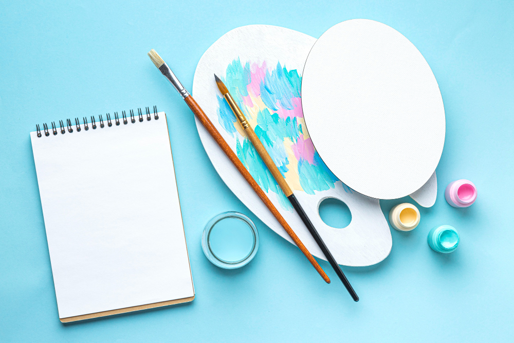Фарби, блокнот та пензлі для малювання