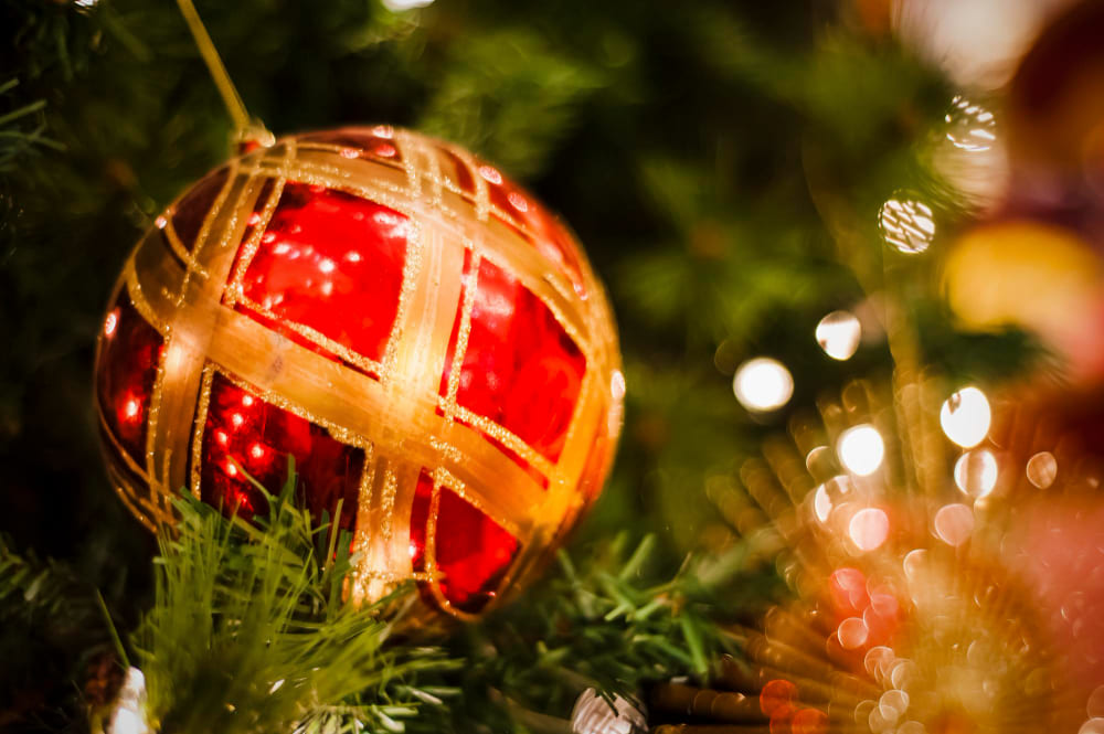 Новорічна червона кулька на ялинці