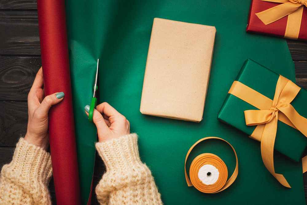 Пакувальний папір та стрічки для пакування подарунків