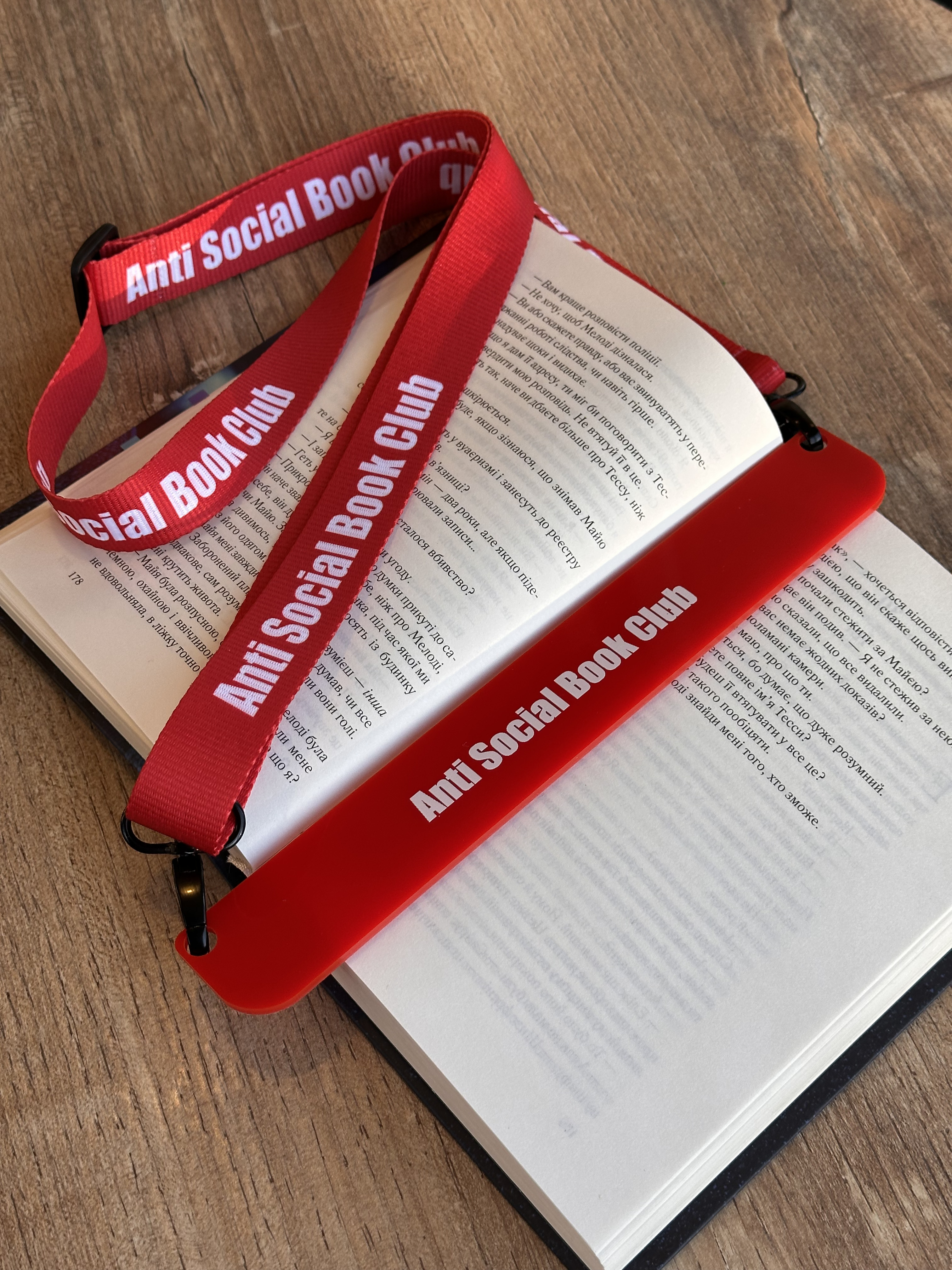 Закладка з ремінцем "Anti social bookmark" 3