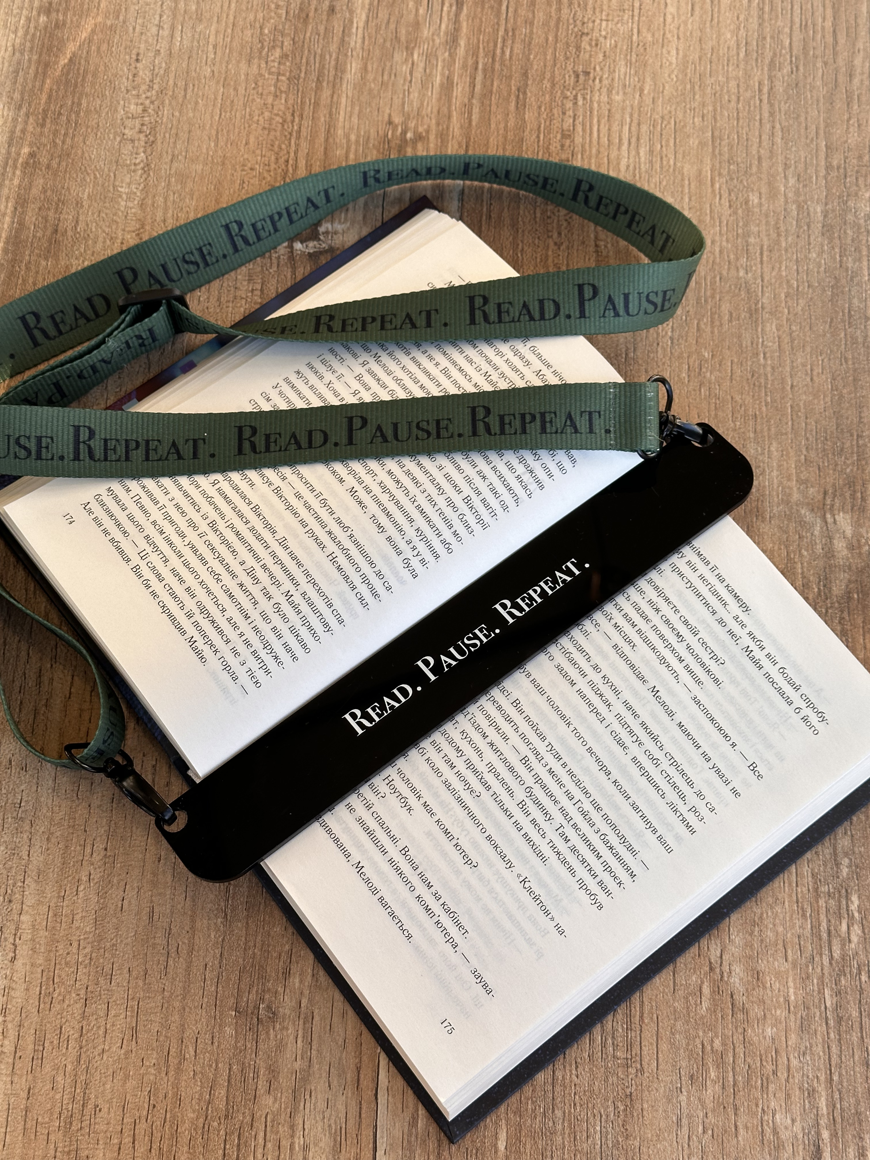 Закладка з ремінцем "Read. Pause. Repeat" 1