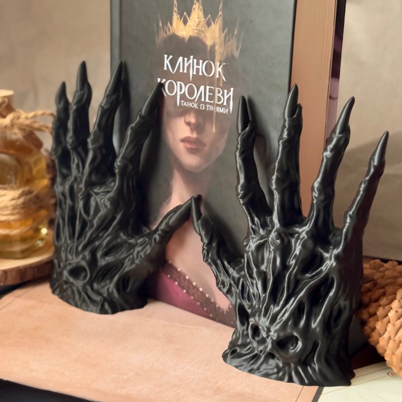 Тримач для книги "Страж книг кістяний"