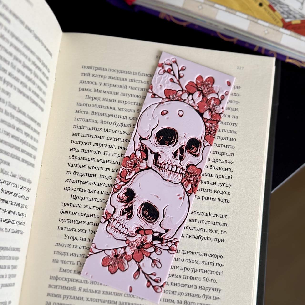 Закладка для книг "Skulls and cherry blossom"
