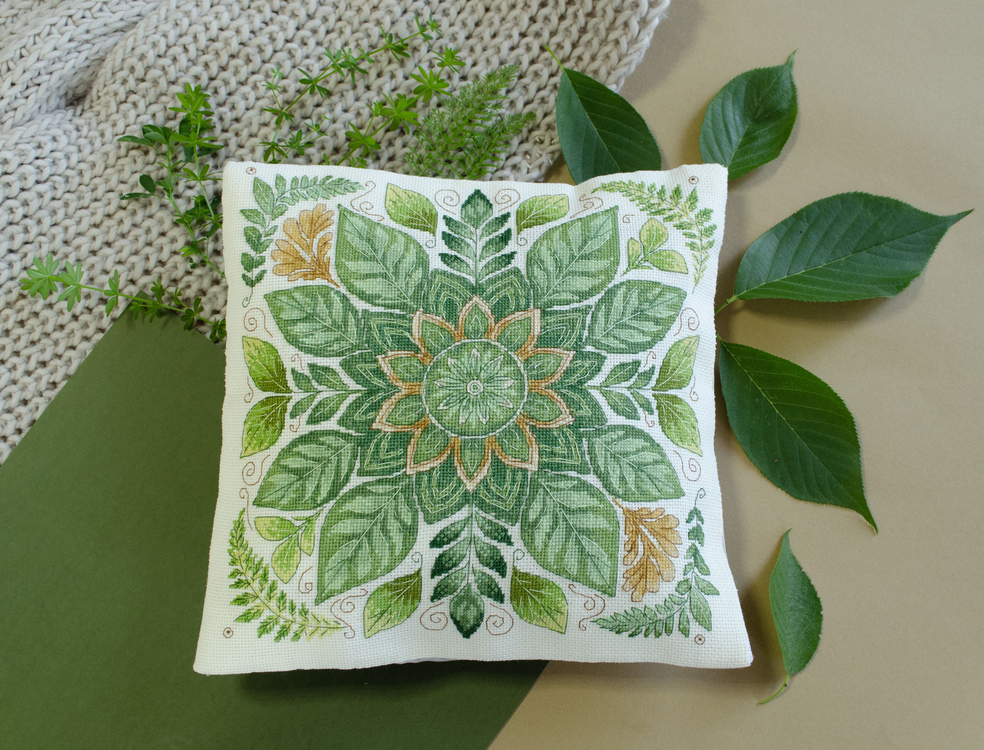 Набір-подушка для вишивання хрестиком "Танець листя", AHP-020 1