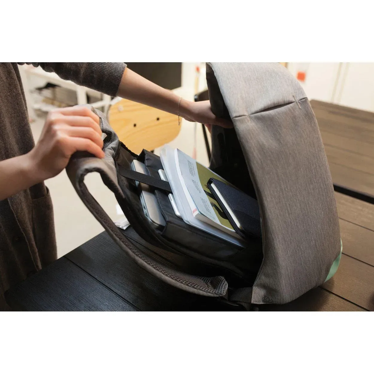 Рюкзак "Bobby Compact" желтый, против краж и порезов, светоотр.полоски, USB-порт, распр.веса, XD Design P705.536 12