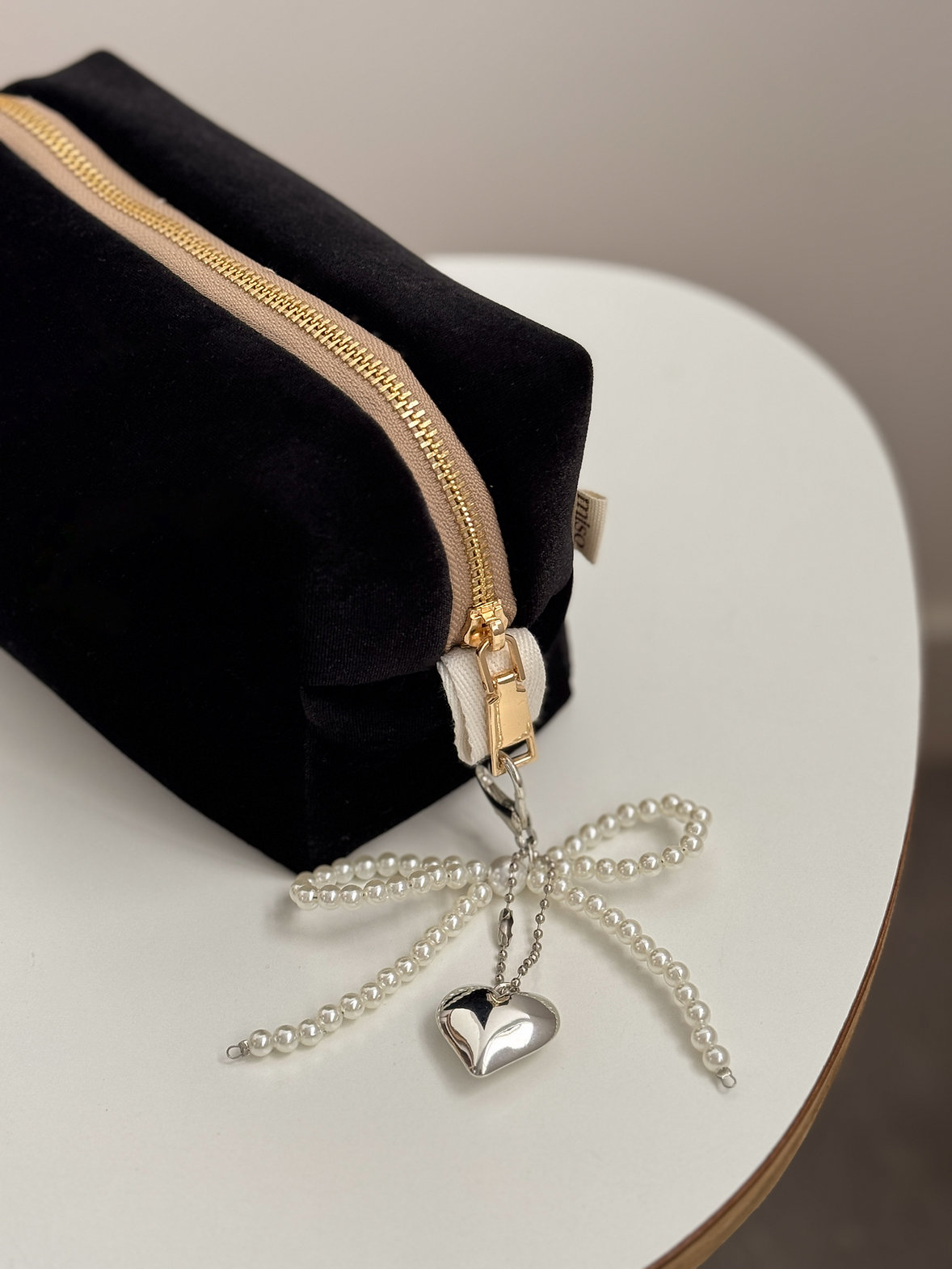 Брелок-підвіска бантик перлини білий кріплення сердечко, BR14 2