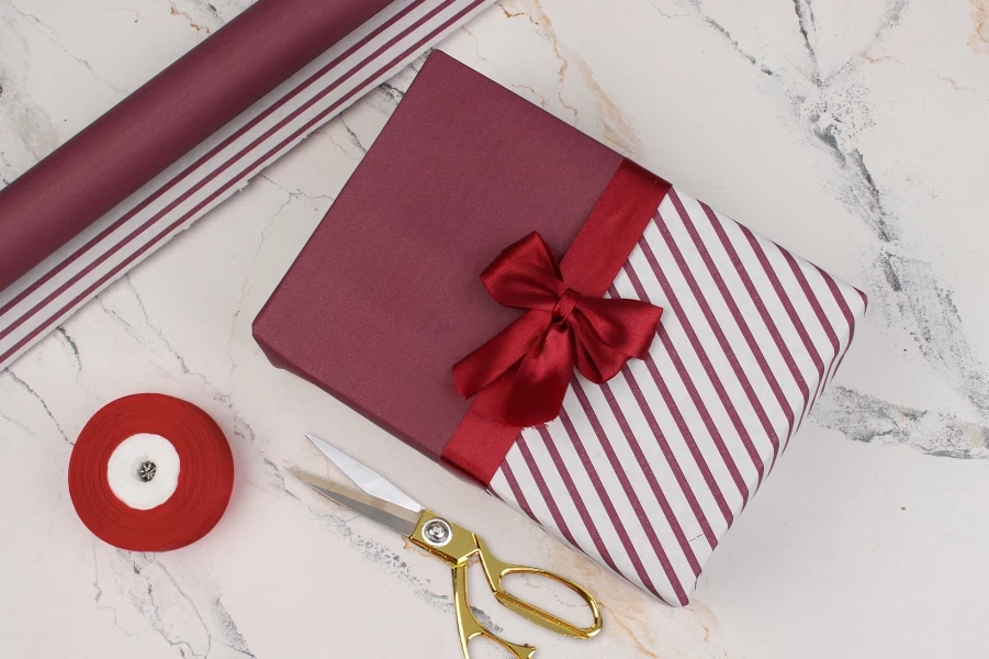 Бумага упаковочная, "Тон бургунди+полоса бургунди" в рулоне (0,7*8 м), 255-7441