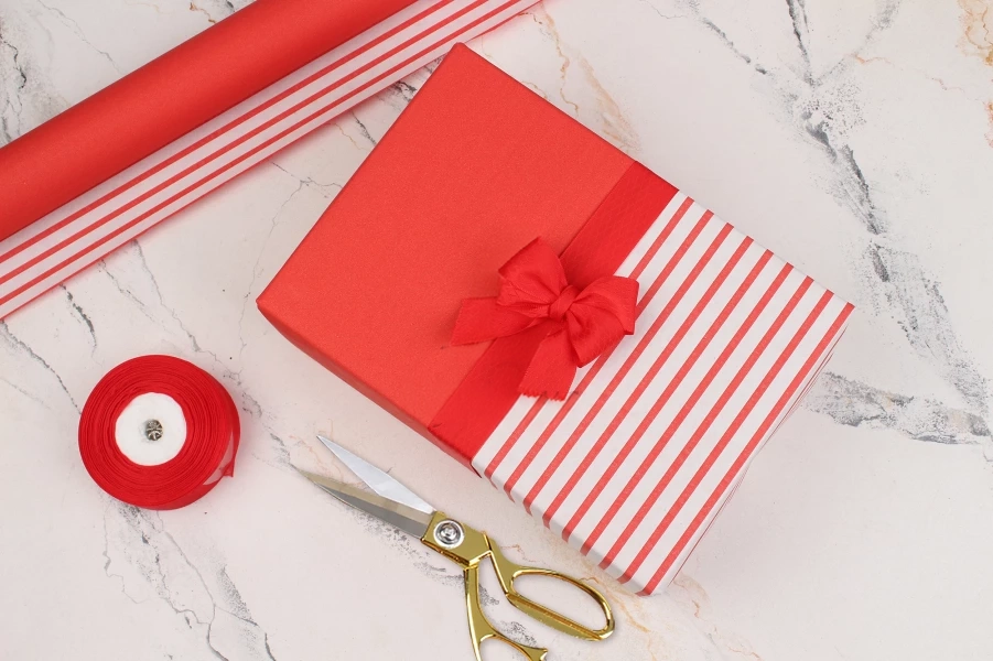 Бумага упаковочная, "Тон красный+полоса красным" в рулоне (0,7*8 м), 255-7434