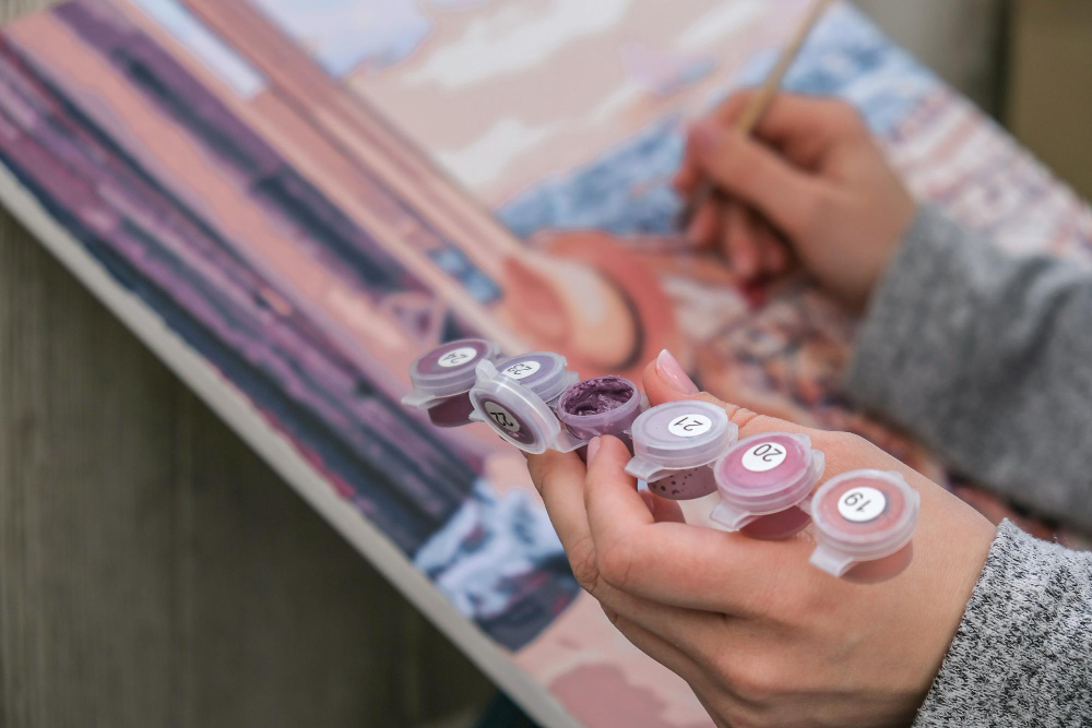 процесс рисования картины по номерам с цветами для начинающих