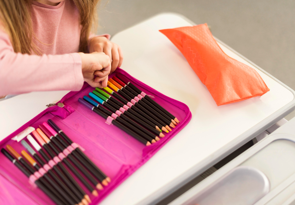 Місткий професійний пенал для олівців та художнього приладдя.