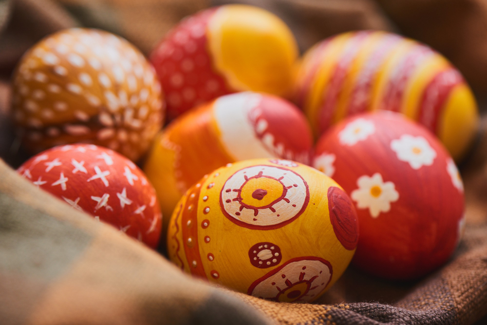 Розпис пасхальних яєць художньою аквареллю та тонкими пензлями