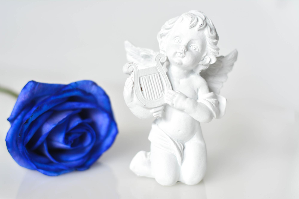 Статуетка ангела з полістоуну — символічний подарунок на новосілля або день народження