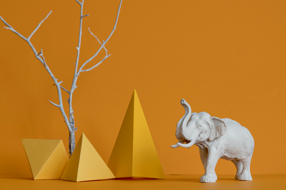 Декоративна керамічна статуетка золотистий слон для інтер'єру