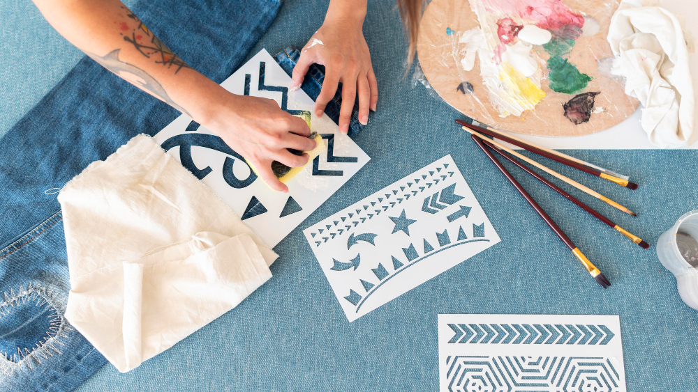 Процесс декорирования с помощью акриловых красок для ткани