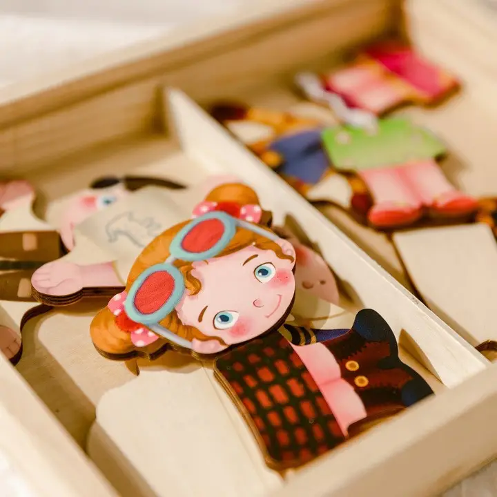 Игрушка деревянная Classic World "Переодевалка Девочка-Мальчик", 54358 4