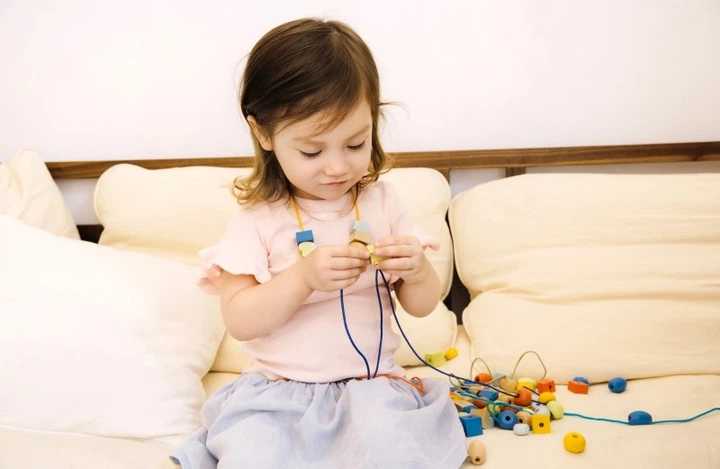 Игрушка деревянная Classic World "Шнуровка в тубусе", 53181 3