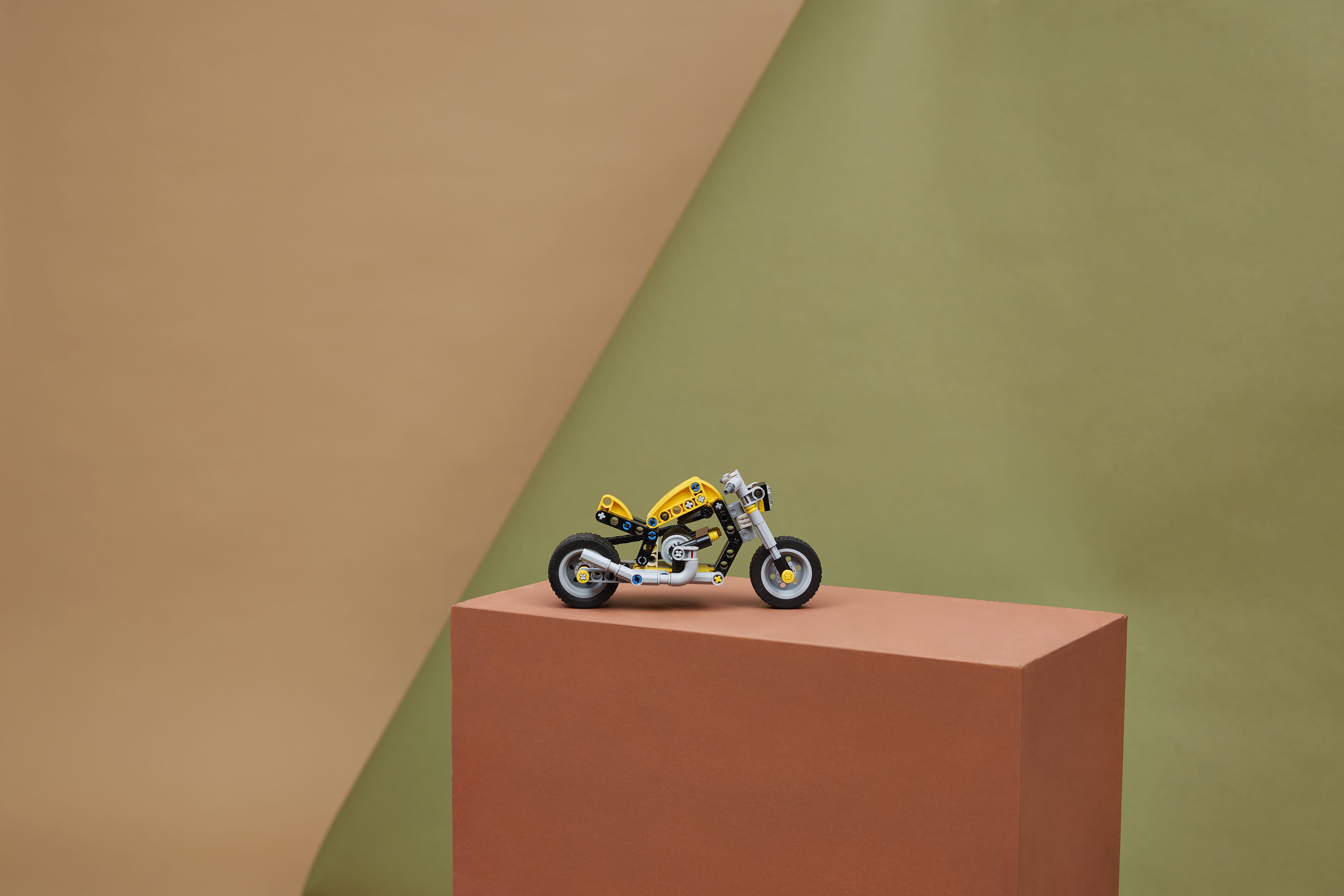 Конструктор Lego Technic "Жовтий мотоцикл", 42225 2