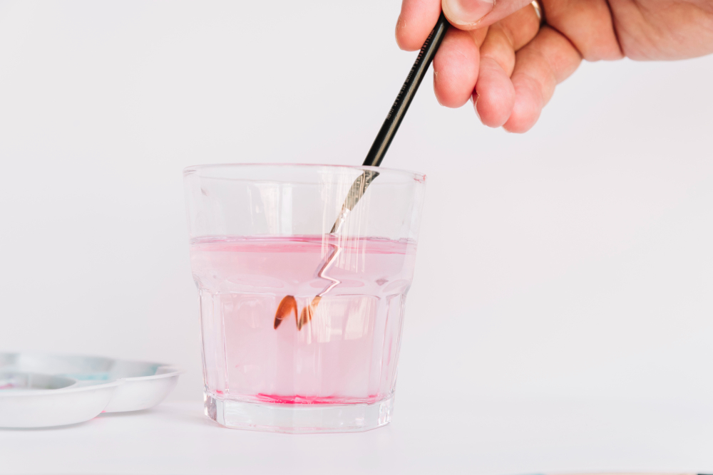 Процес розмивання водою малюнка, виконаного акварельними олівцями