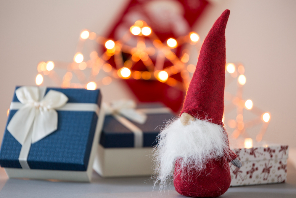 Декоративна фігура скандинавського гнома в червоному ковпаку для новорічного інтер'єру