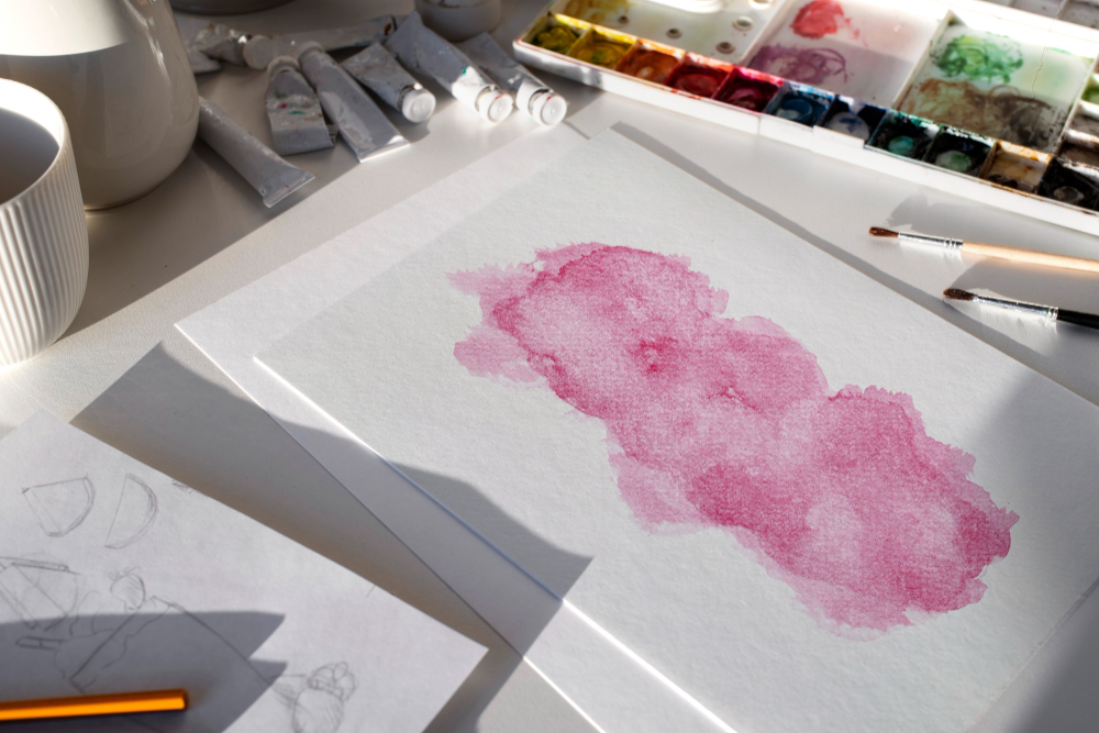 Порівняння текстури та зернистості паперу для акварелі та графіки в скетчбуках.