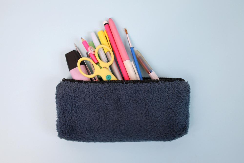 Пример правильной организации канцелярских принадлежностей в пенале для первоклассника