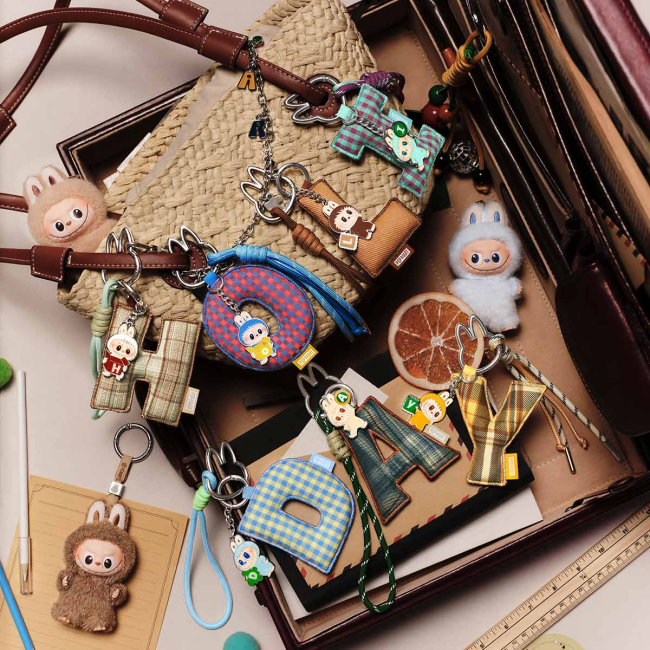 Коллекционный брелок-сюрприз THE MONSTERS серия Pin for Love, Letter (N-Z), MPFL-01 6