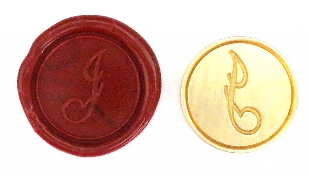 Круглая латунная печать d24 мм – англ. буква "J" с лакированной деревянной ручкой, 40110T